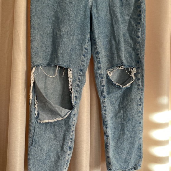 H&M Ultra High Waist Loose-Fit Mom Jeans - Picture 2 of 4